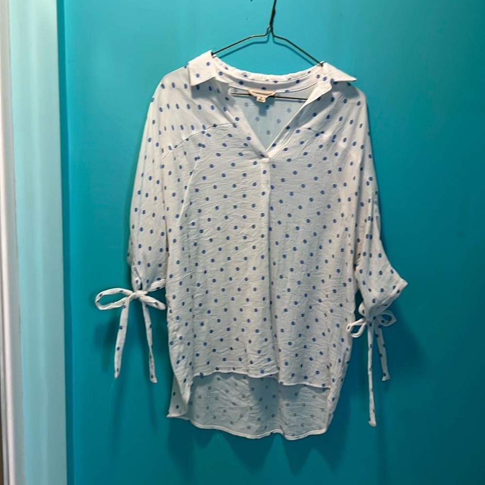 Super cute flowy spring/summer top. Adorable light blue polka dots. Sz small ❤️